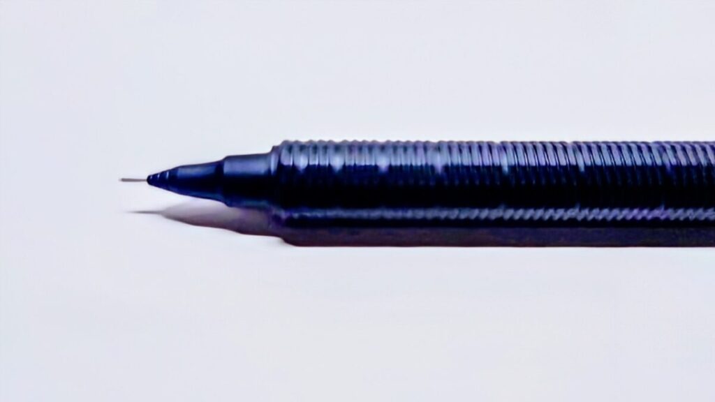 オレンズネロ0.3mmのペン先を拡大した写真。白背景に水平配置されている。