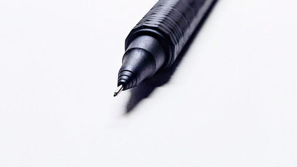 芯折れ防止機構を備えたオレンズネロ0.3mmのペン先を白背景で写した拡大画像。