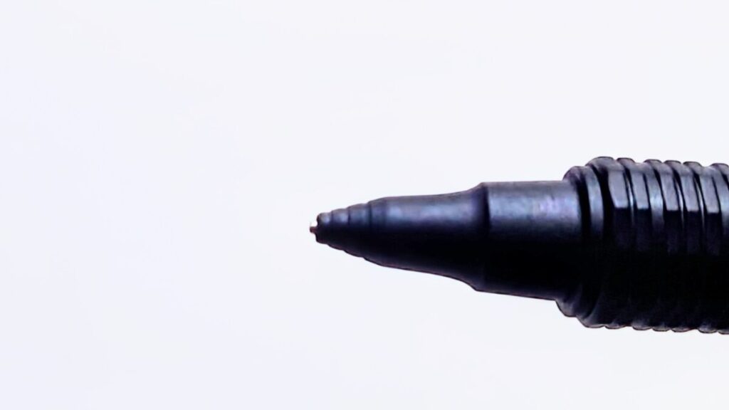 芯を使い切った後のオレンズネロのペン先。パイプが収納された状態を捉えた写真。