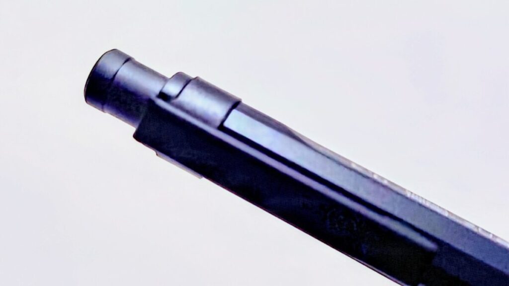 オレンズネロ0.3mmのクリップ部分を白背景で拡大した写真。金属パーツの質感が鮮明に見える。