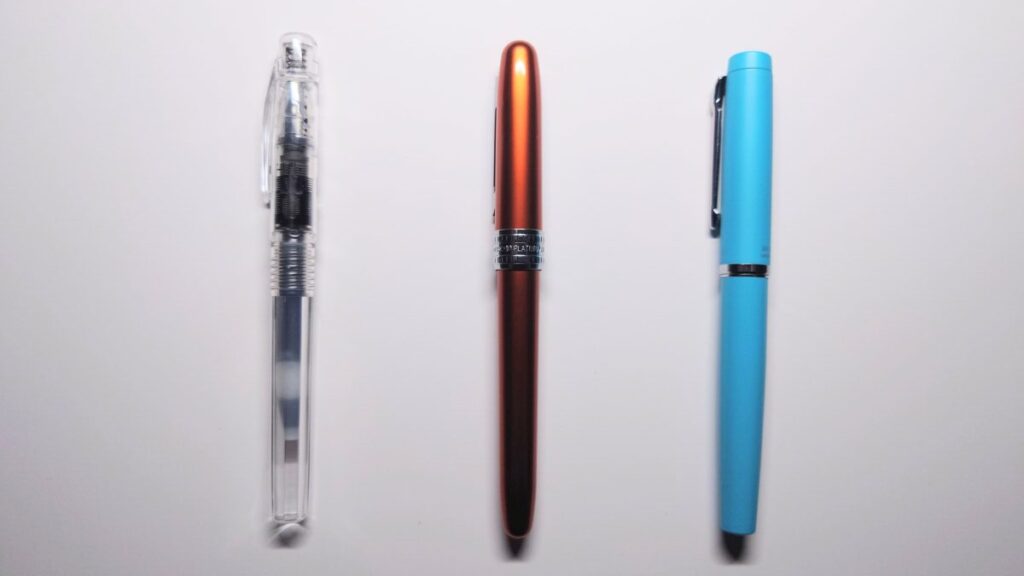 プラチナ万年筆プレピー・プレジール・プロシオンの3本を横並びで比較した画像。価格・書き味・デザインの違いが一目で分かる。