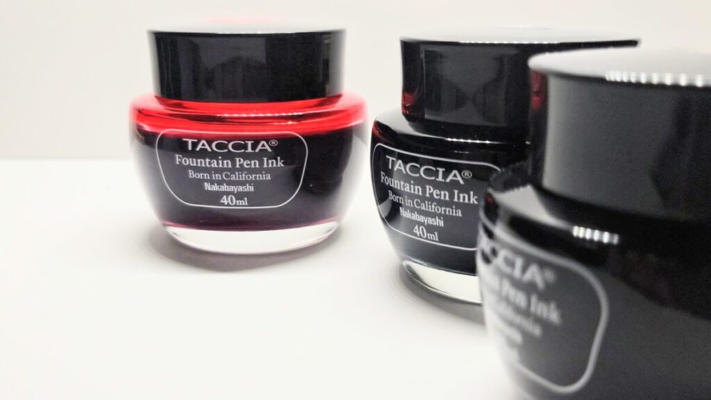 TACCIAのインク3色（あか・くろ・あおくろ）のボトルを横に並べた画像