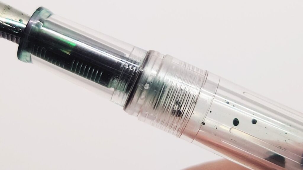 インクが乾いて固着した万年筆のペン先