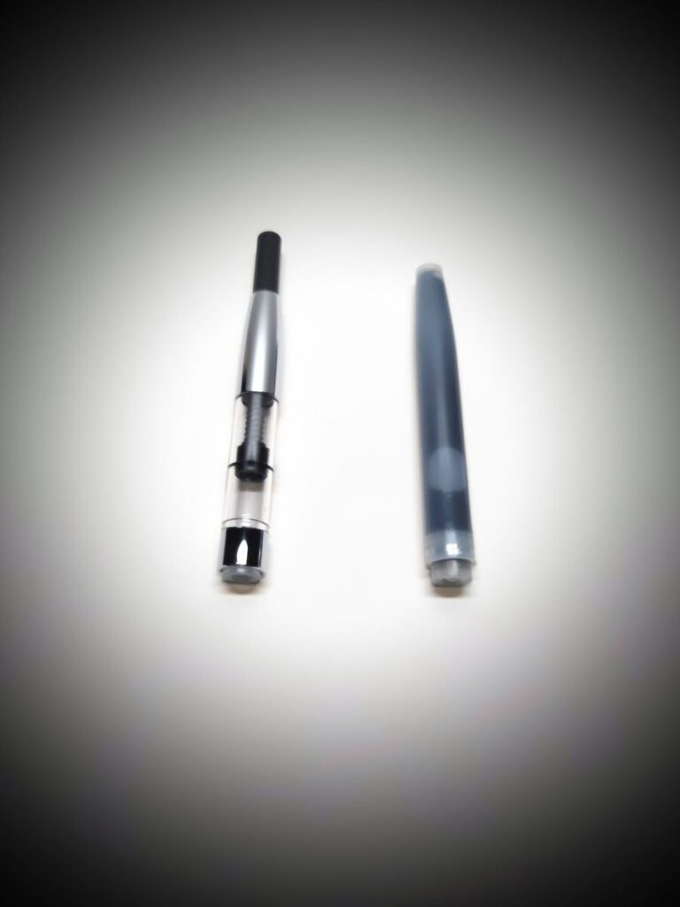 万年筆のカートリッジとコンバーターを並べた写真｜初心者向けにインク補充方式の違いを解説する記事用画像