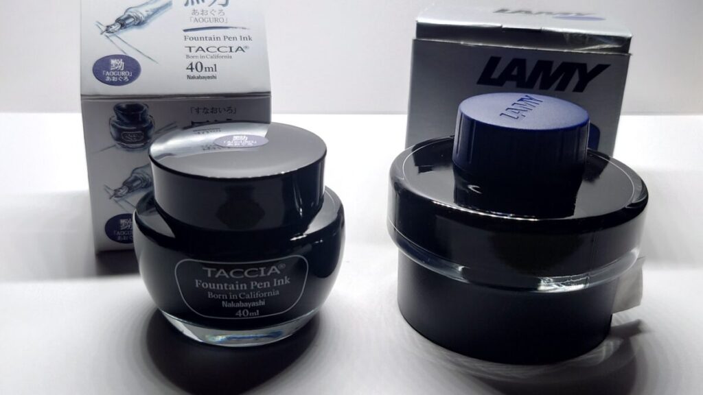 タッチア『すなおいろ・あおくろ』とラミー『ブルーブラック』のインクボトル写真