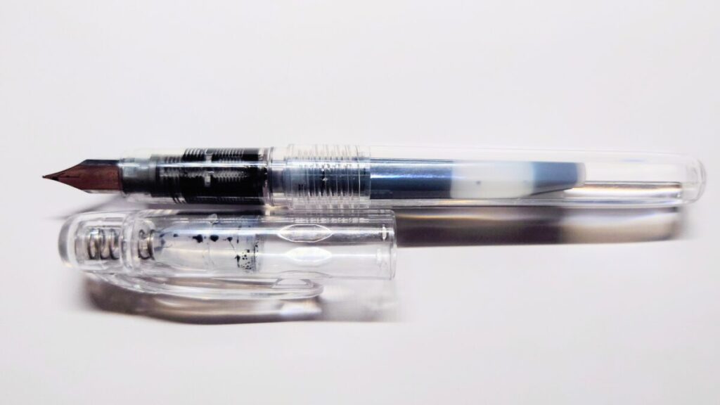 プラチナ万年筆プレピーの外観。透明軸にインクが見える初心者向けモデル