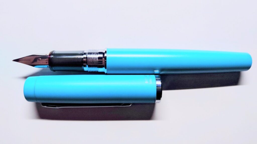 プラチナ万年筆プロシオンの単体画像。爽やかなターコイズブルーのアルミボディと五角絞りのペン先が特徴の本格派モデル