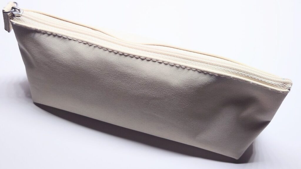 万年筆が布袋やペンケースに収納され、机の上に置かれている様子