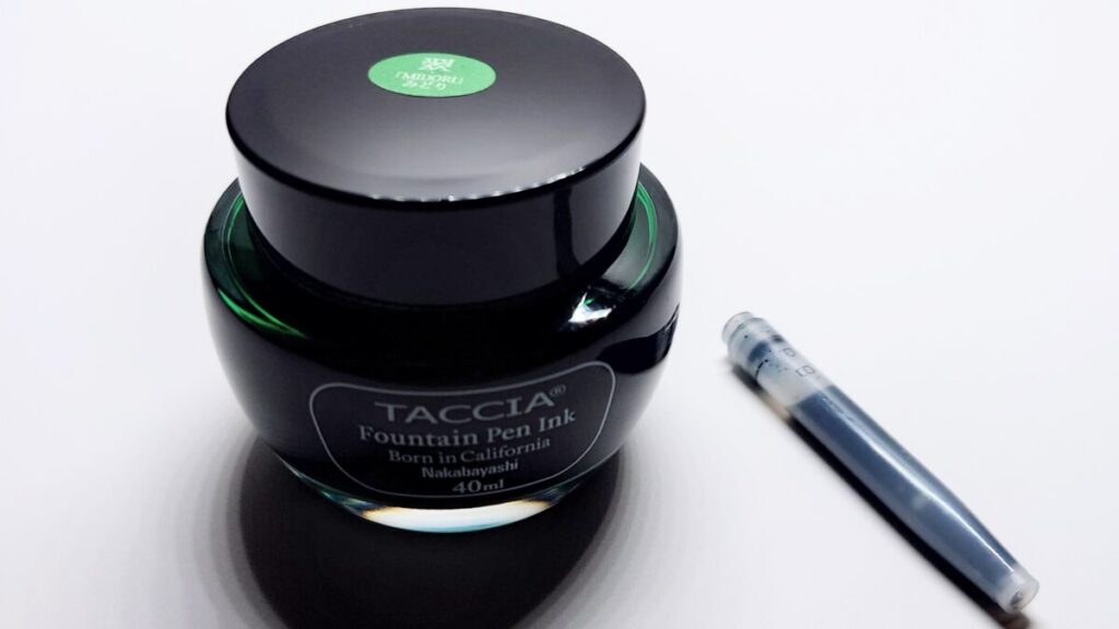 万年筆用のインク瓶とカートリッジが並べられている様子