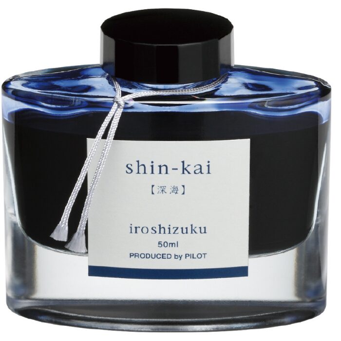 パイロット色彩雫「深海」の公式ボトル画像。静かな海のような濃紺が特徴で、落ち着いた筆記を好むこだわり派に支持される万年筆インク。