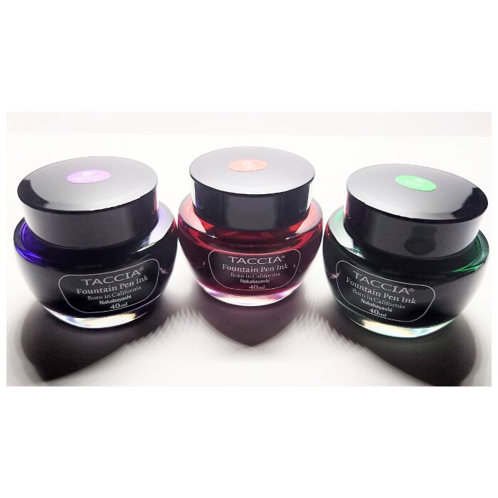 タッチアのボトルインク（紫・赤・緑）。慎重派タイプにおすすめの差し色として少しずつ取り入れやすいインク
