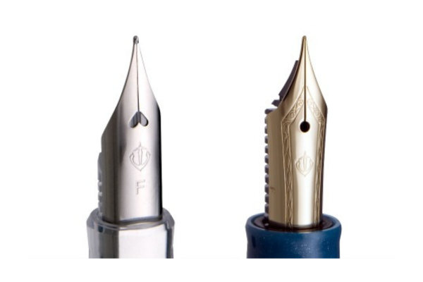 特殊ステンレス製の万年筆ペン先を示す公式比較図。硬めでしなりが少なく、安定した線幅で筆記できる。初心者にも扱いやすく、耐久性に優れる素材。