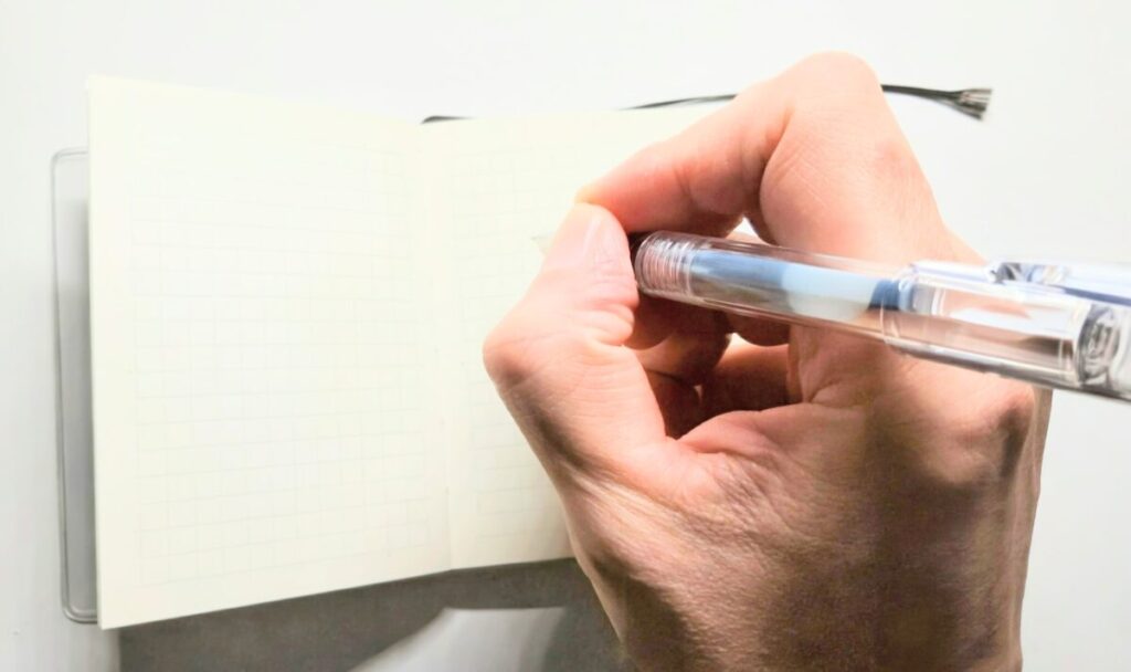 実際にプレピーで筆記している様子。軽い筆圧でもスラスラと書ける感覚が心地よい。