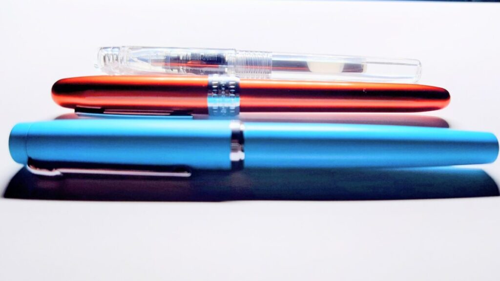 手前からプロシオン・プレジール・プレピーが並んだ3本のプラチナ万年筆。記事の最後に3モデルを見比べられるよう配置した集合写真