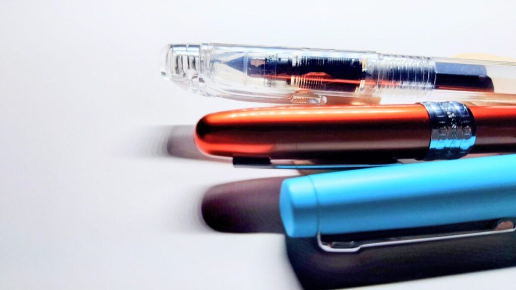 プラチナ万年筆3モデル（奥からプレピー・プレジール・プロシオン）を斜めに並べた比較画像。各モデルの色や質感の違いが分かる