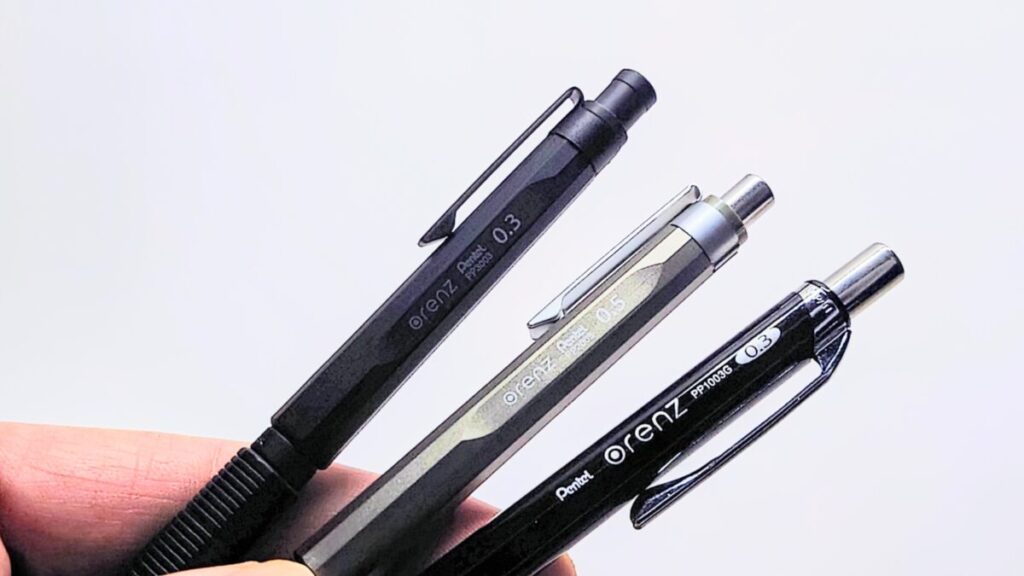 手に持ったオレンズ3種（左からネロ・AT・メタル）のノック部分を白背景で比較した画像