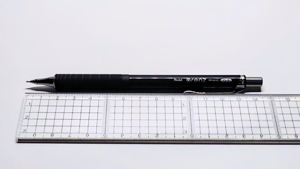 オレンズメタルグリップを定規と並べた斜めアングルの構図。白背景でサイズ感と重厚な質感を表現。