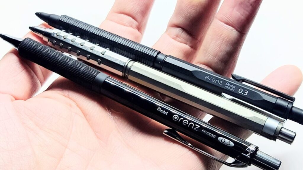 手のひらに乗せたオレンズ3種（手前からメタル・AT・ネロ）を白背景で比較した画像