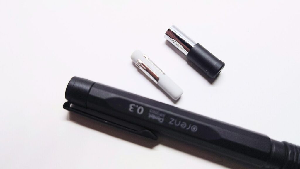 オレンズネロ本体と取り外した消しゴムパーツを並べた構図。消しゴムの形状とサイズ感がわかる。