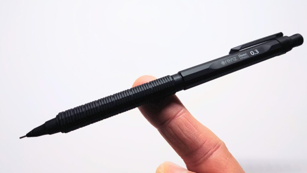 人差し指の上でバランスを取るオレンズネロ。ペン先側に重心があることが視覚的にわかる構図。