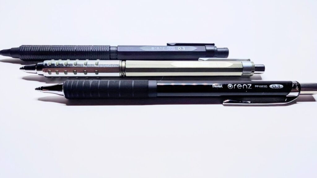 ぺんてる・オレンズシリーズ3本を横並びで撮影。奥からネロ・AT・メタルグリップの順。