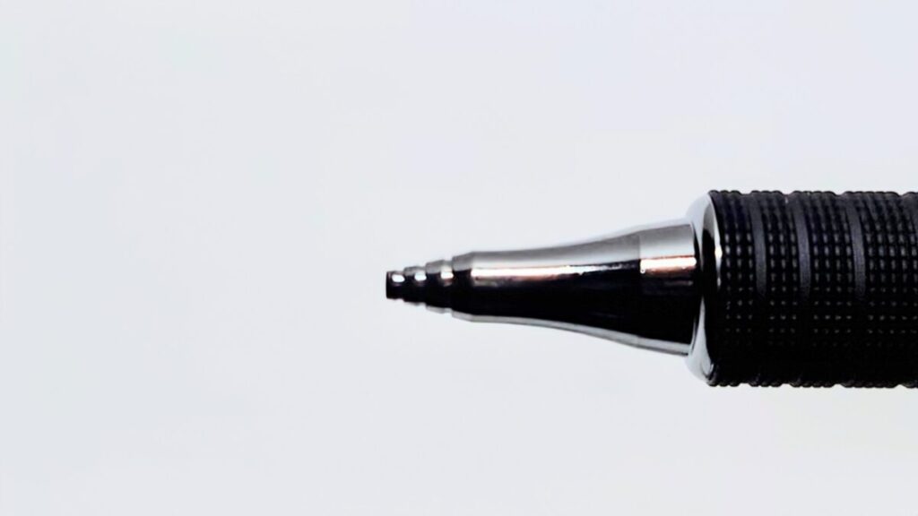 オレンズ メタルグリップのペン先アップ。芯が金属パイプ内に完全に収納された状態で、筆記前の待機構造がわかる。