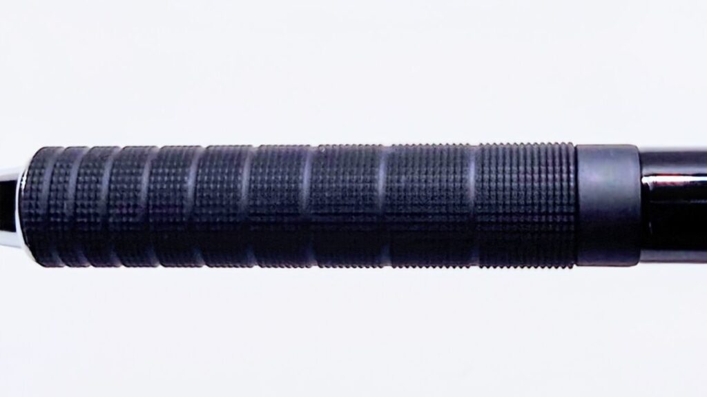 オレンズ メタルグリップのグリップ部を拡大した画像。金属ローレット加工の凹凸がはっきりと見える。