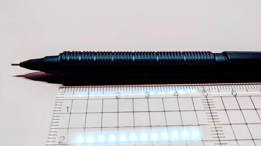 オレンズネロのグリップ部分を直定規と並べて撮影した画像。グリップ長は約55mm。