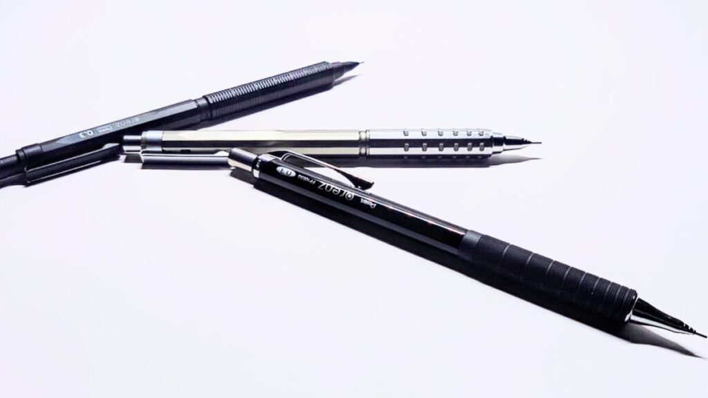 左からオレンズネロ・AT・メタルグリップが白背景に並ぶ比較用画像。少しユニークな配置で個性が際立つ。