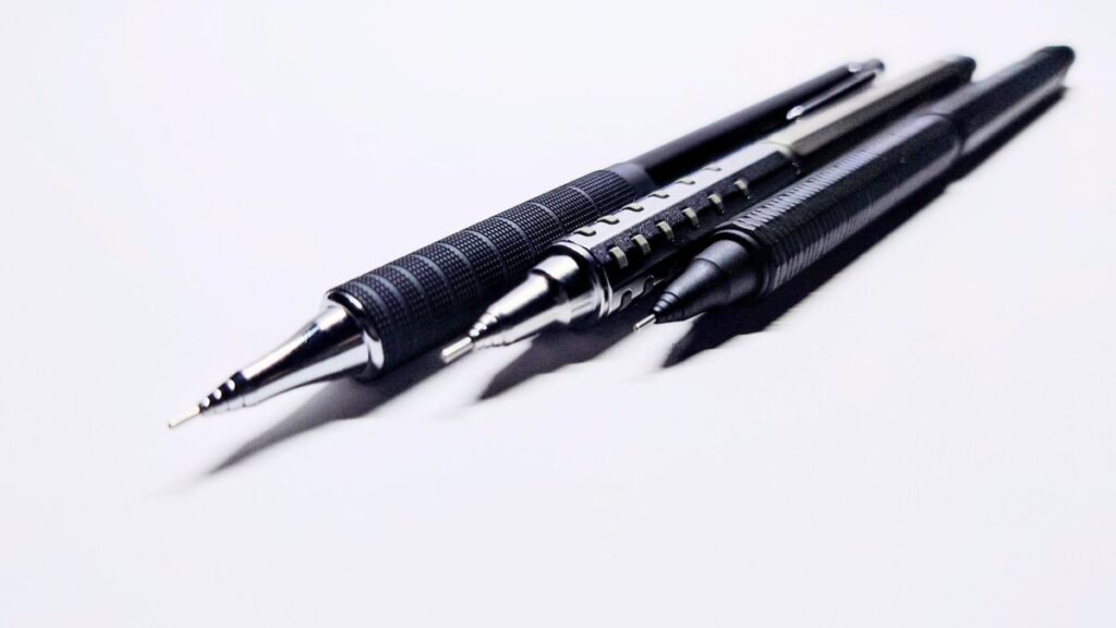 「白背景に、オレンズネロ・AT・メタルグリップの3モデルをペン先側から並べて撮影した比較写真。芯径やグリップ形状の違いが一目でわかる構図。