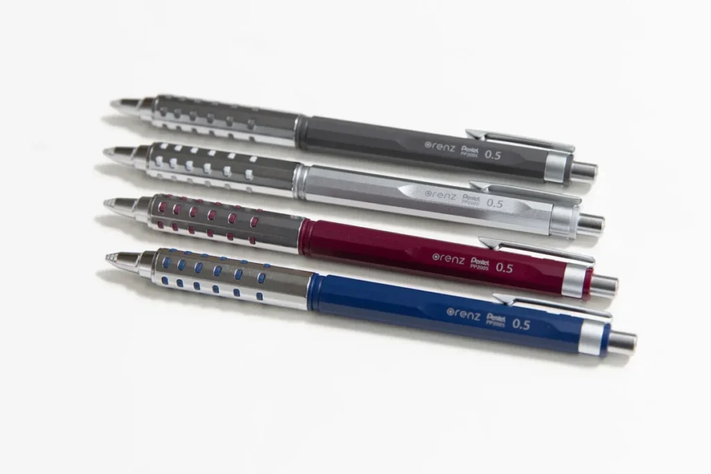 ぺんてる公式マガジンより引用したオレンズATの4色展開（ダークレッド・ダークブルー・グレー・シルバー）を横並びで写した写真